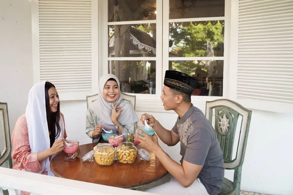 Muslimska vänner äter tillsammans. iftar ramadan — Stockfoto