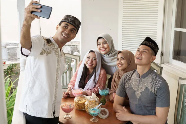 Teman muslim melanggar puasa — Stok Foto