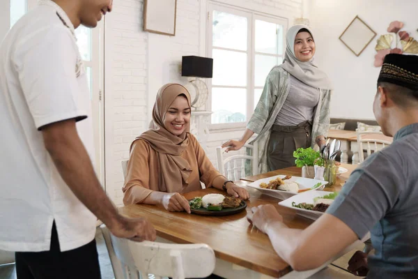 Freund Muslim beim Fastenbrechen — Stockfoto