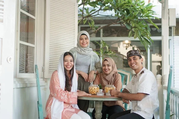 Teman muslim melanggar puasa — Stok Foto