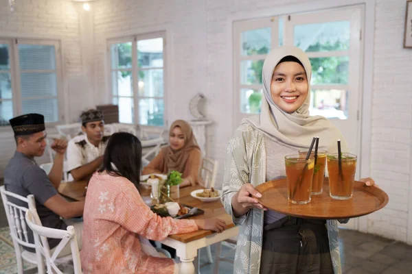 friend muslim breaking the fast