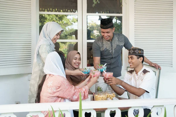 Muslim Asia keluarga memiliki sahoor atau sahur — Stok Foto
