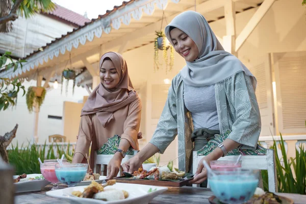 イスラム教徒の女性は断食を破るためにテーブルを用意し — ストック写真