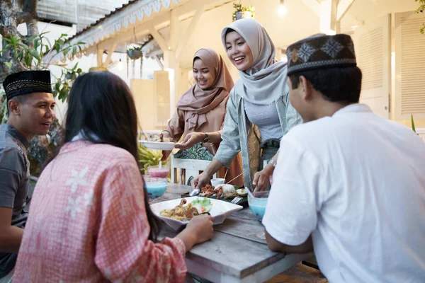 Muslim teman makan bersama-sama. iftar ramadan — Stok Foto