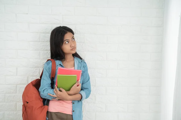 Tänker asiatisk tonåring student tittar upp — Stockfoto