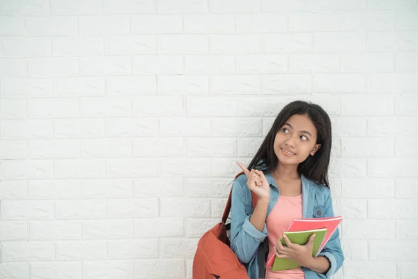 Denkende tiener student staande — Stockfoto