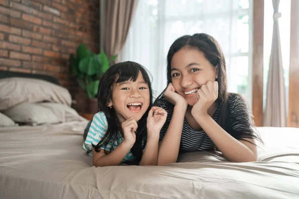 Asiático bonito feliz irmão irmã sorrindo — Fotografia de Stock