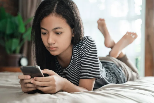 Adolescent utilisant un téléphone intelligent mobile — Photo