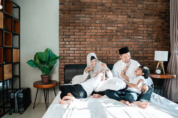 亚洲家庭带着孩子在床上休息和开玩笑 — 图库照片