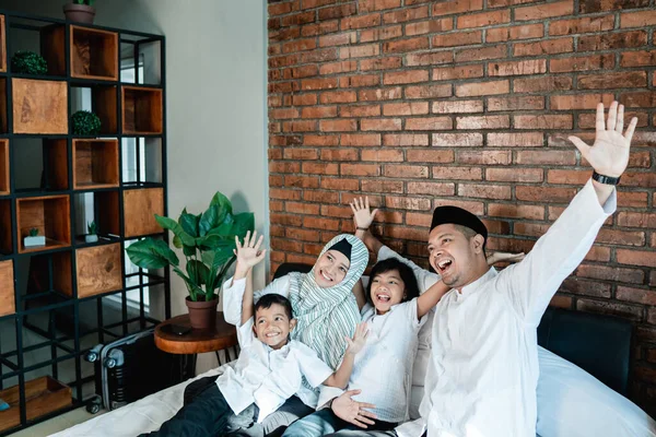 Keluarga Muslim dengan anak-anak mereka yang santai dan bercanda di tempat tidur — Stok Foto