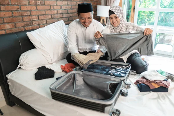 Muslimisches Paar packt für den Urlaub ein — Stockfoto