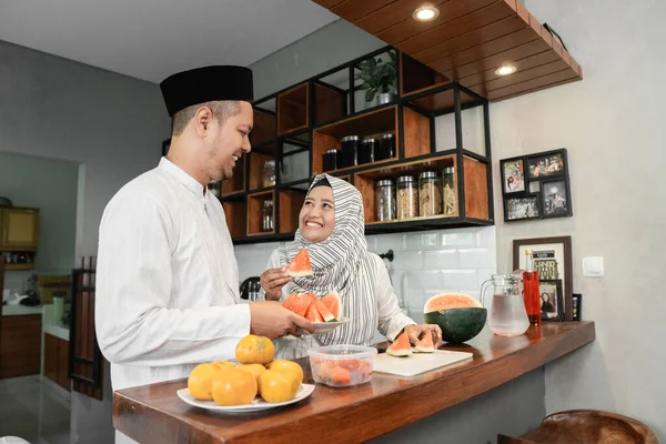 muslim couple breaking the fast together