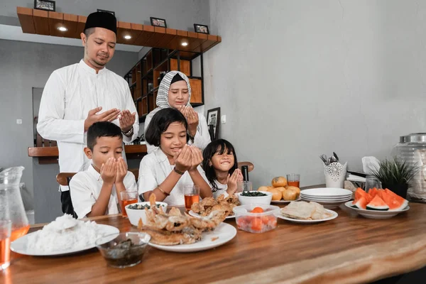 Family breaking the fast — Stock Photo, Image
