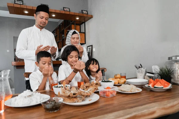 Familie som bryter fasten – stockfoto