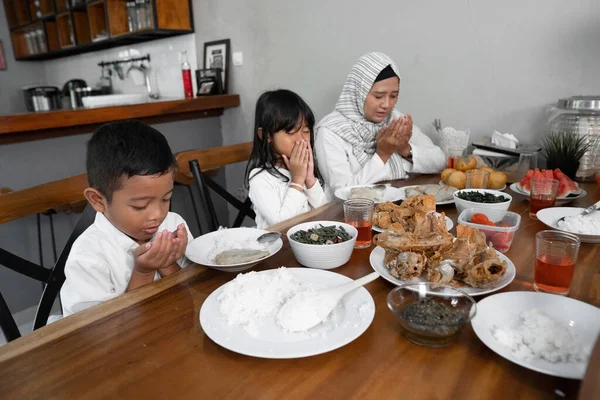 Muslim keluarga berdoa — Stok Foto