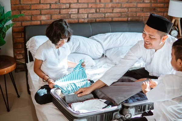 Father and her child prepare clothes for carried when mudik — Stock Photo, Image