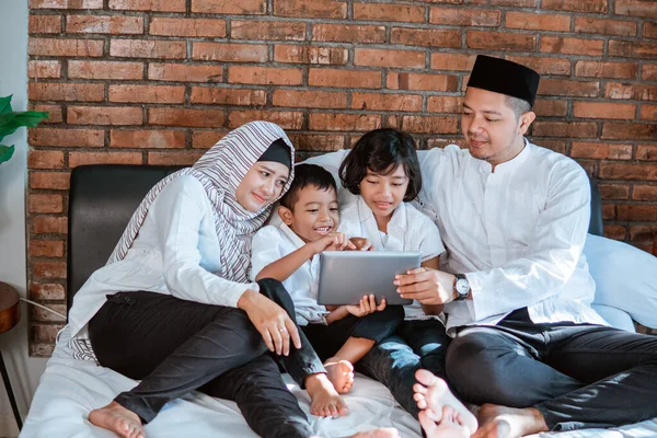 Keluarga di ramadan kareem menggunakan tablet — Stok Foto