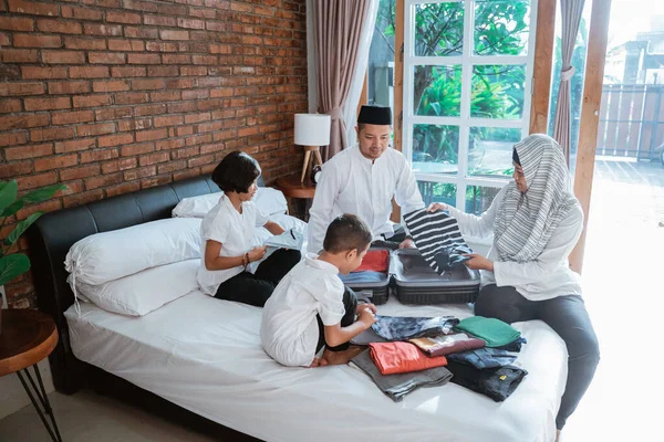 Moslim familie bereiden kleding voor gedragen wanneer mudik — Stockfoto