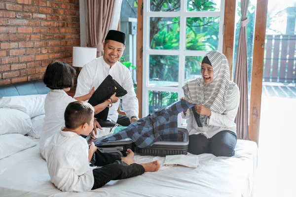 Moslim familie bereiden kleding voor gedragen wanneer mudik — Stockfoto