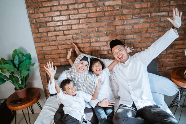 Азиатские семьи со своими детьми расслабляются и шутят на кровати — стоковое фото