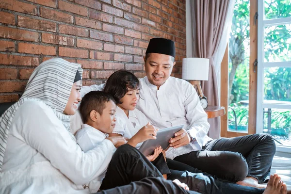 Muslim familie ved hjælp af tablet sammen - Stock-foto