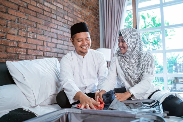muslim couple packing for holiday