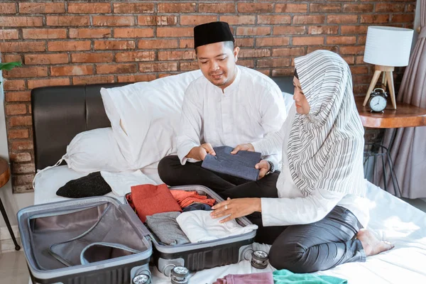 Muszlim pár készíti ruhák bőrönd — Stock Fotó