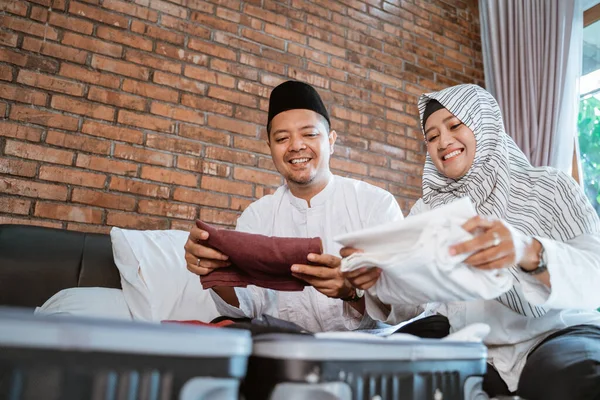 Pasangan muslim berkemas untuk liburan — Stok Foto