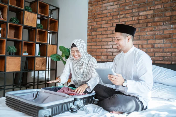 Beberapa checklist barang-barang mereka di koper — Stok Foto