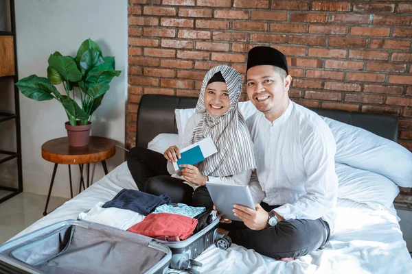 Casal muçulmano segurando passaporte e tablet — Fotografia de Stock