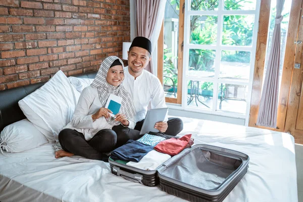 Pasangan muslim memegang paspor dan tablet — Stok Foto