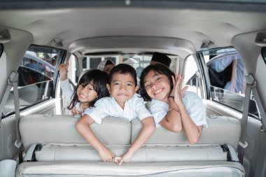 Üç çocuk tatile gitmek için heyecanlı.