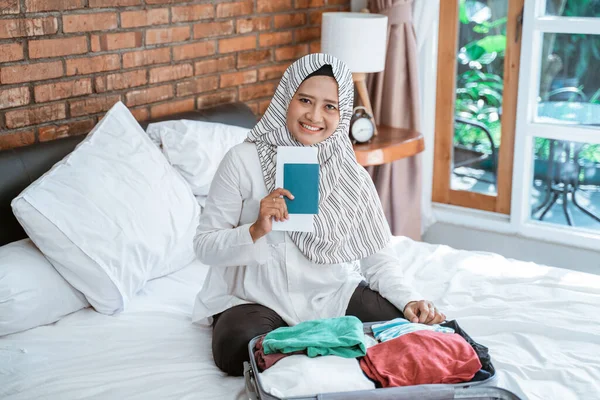Nő visel hidzsáb készül nyaralás — Stock Fotó