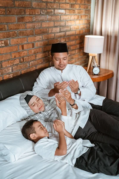 Muzułmańska rodzina modli się na łóżku — Zdjęcie stockowe