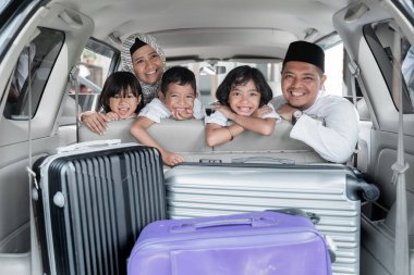 Müslüman aile ve çocuklar tatil gezisi