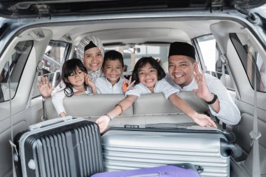 Müslüman aile ve çocuklar tatil gezisi