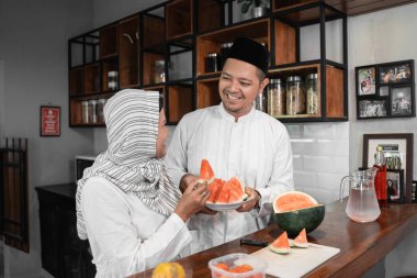 Müslüman çift birlikte oruç tutuyor.