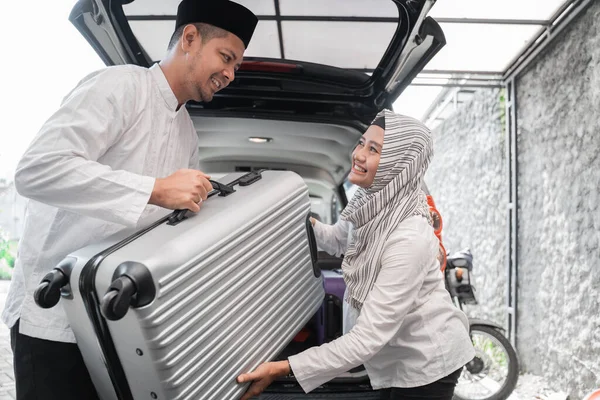 一对穆斯林夫妇在车里装行李箱 — 图库照片