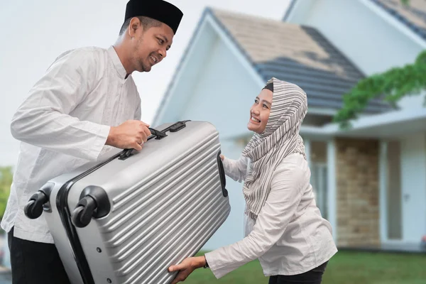 Moslim koppel verpakking koffer in de auto — Stockfoto