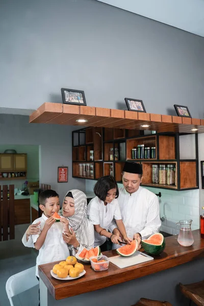 Família se preparar para o jejum pausa — Fotografia de Stock