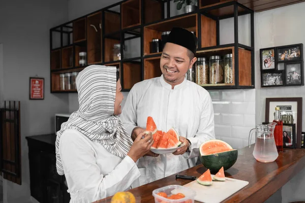 Muslim couple breaking the fast together — Stock Photo, Image