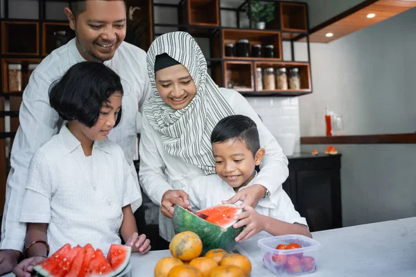Muslim anak mempersiapkan untuk makan malam — Stok Foto