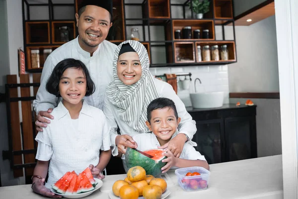 Muslim anak mempersiapkan untuk makan malam — Stok Foto
