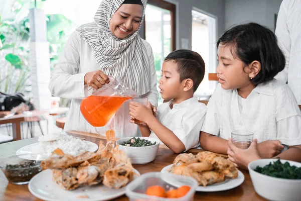 Muslim iftar makan malam. Keluarga melanggar puasa — Stok Foto