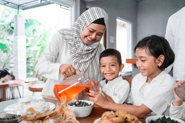 Keluarga minum minuman manis untuk melanggar puasa — Stok Foto