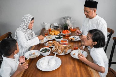 Müslüman Asyalı bir ailenin sahoor veya sahur 'u var.