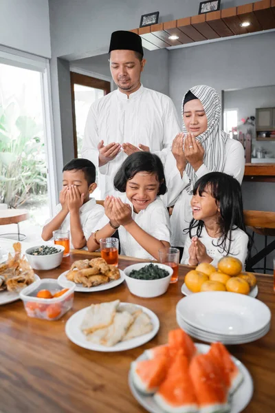 Asiático muçulmano família quebrando o rápido — Fotografia de Stock