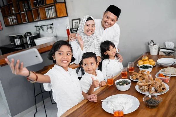 Familie breken van de snel — Stockfoto