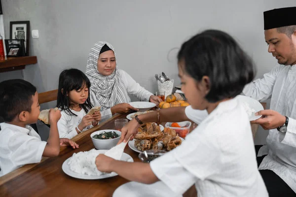 Famiglia rompere il digiuno — Foto Stock