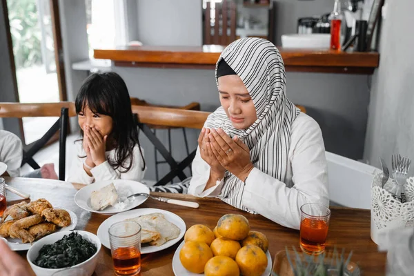 Müslüman aile dua ediyor. — Stok fotoğraf